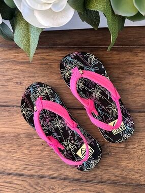 EUC - Reef Little Ahi Pom Pom Flip Flops - Kids 12